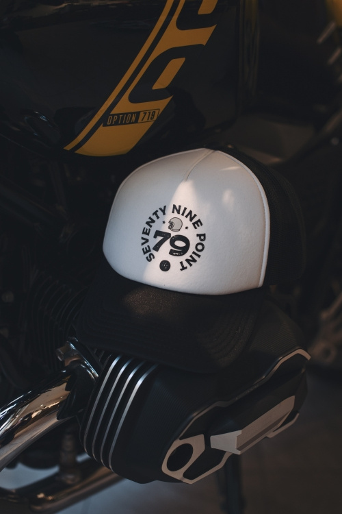czapka z daszkiem motocyklowa biało czarna Open Helmet